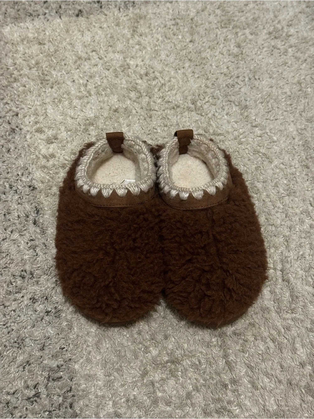 TODDLER FUZZY SLIPPERS SIZE 9 LIKE NEW